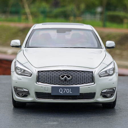 Original factory authentic 1/18 Q70L INFINITI Q70 2017 white diecast metal car model with small gift