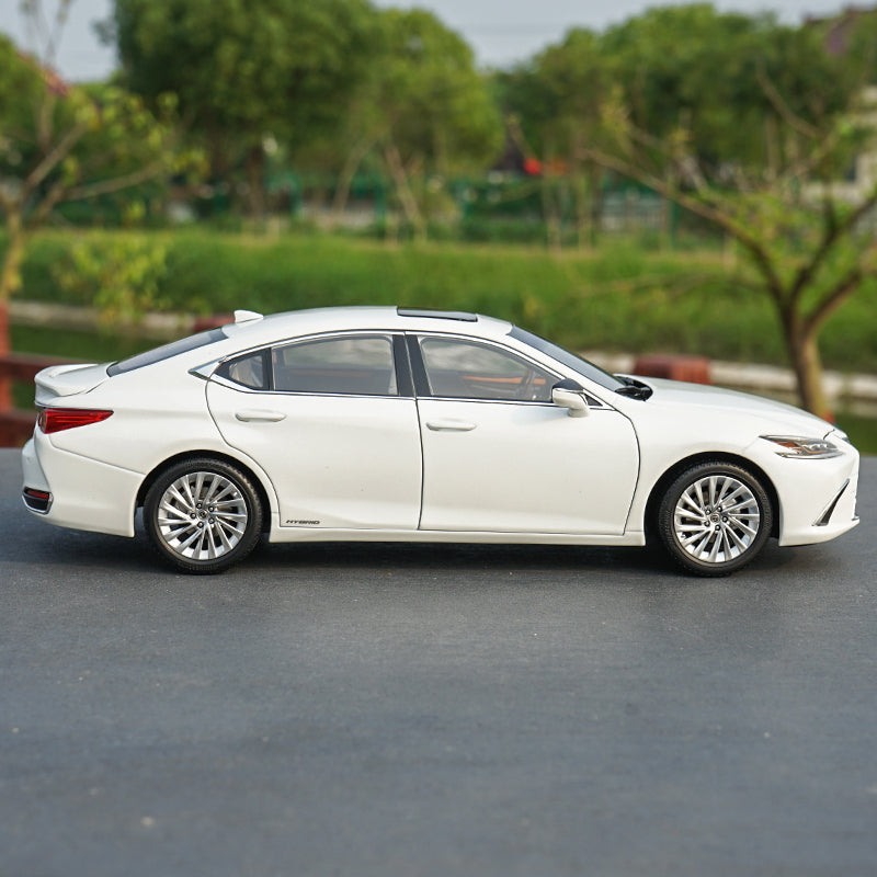 1:18 Scale Lexus ES ES300H 2019 Diecast Model Car WITH SAMLL GIFT