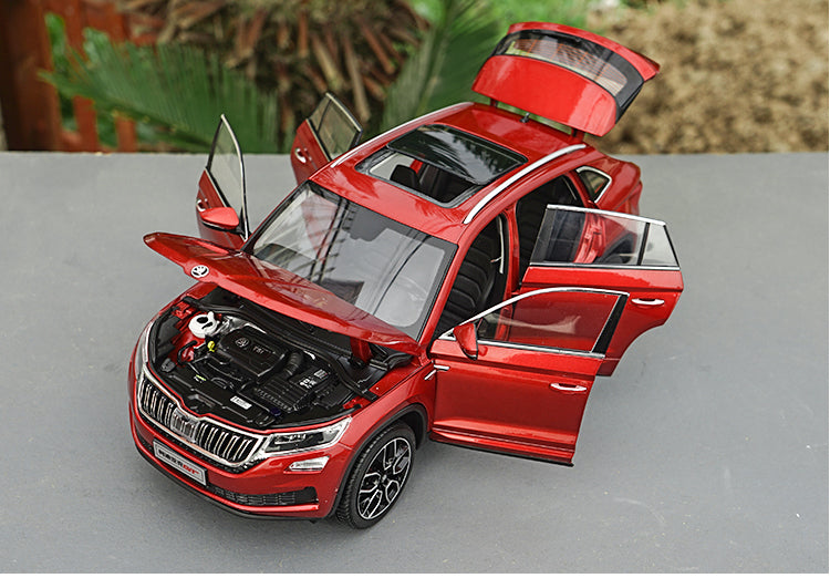 Original factory authentic 1:18 Skoda Kodiaq diecast car model with small gift