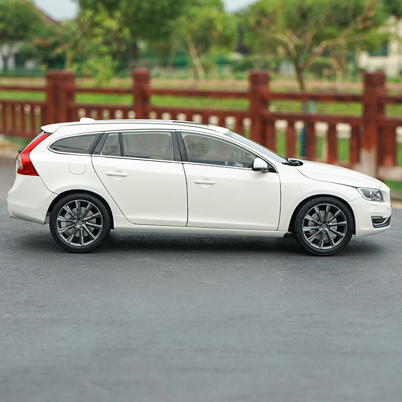 Original factory authentic 1:18 Volvo V60 wagon diecast car models with small gift