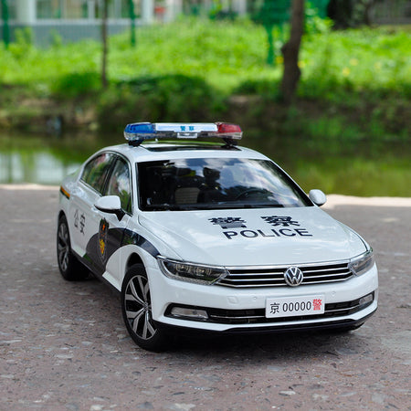 Original factory authentic 1:18 VW Magotan Passat B8 2017 Static Simulation Diecast car models for gift, toys, collection