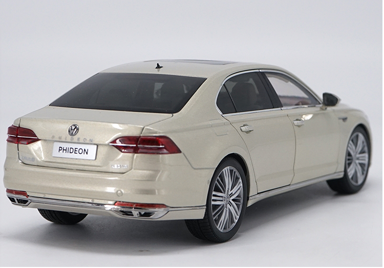 Original factory authentic 1:18 VW PHIDEON alloy toy scale model, diecast car model with small gift