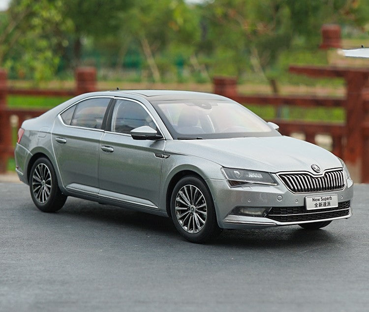 Original factory authentic 1:18 VW SKODA Brand new SUPERB diecast model with small gift