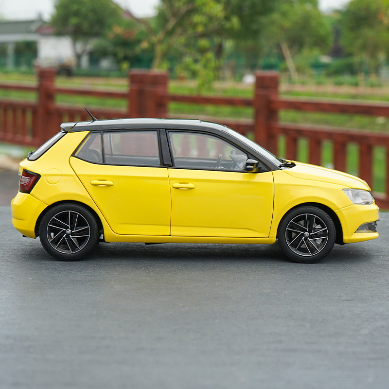 Original factory authentic 1:18 VW Skoda NEW Fabia diecast sedan car model for toys, gift, collection