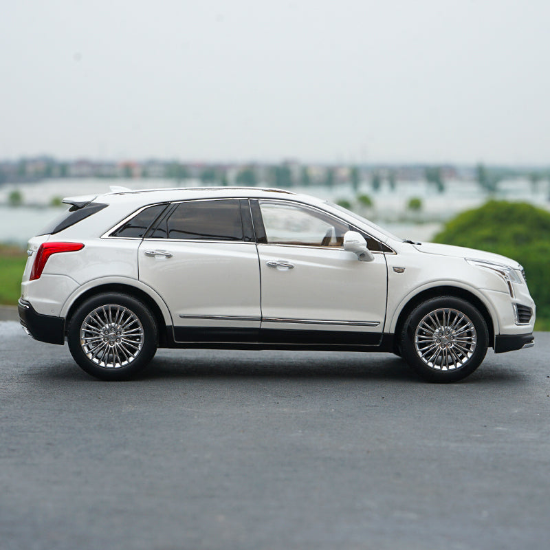 Original factory 1:18 SAIC-GM 2019 XT5 diecast white Cadillac SUV car model for gift, collection