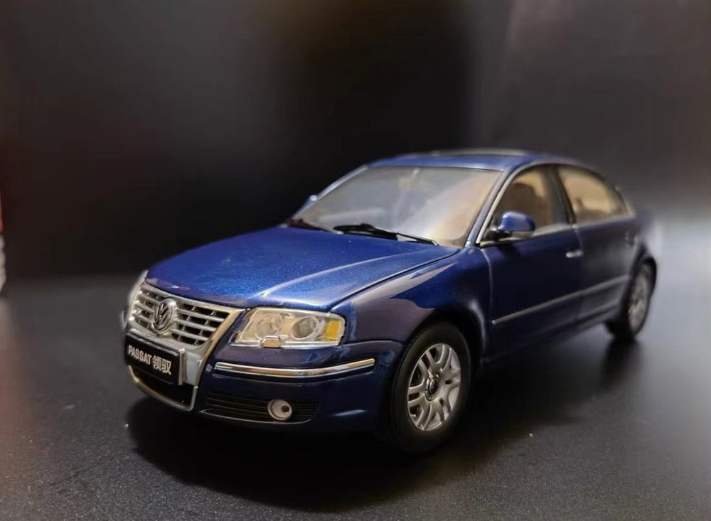 1:18 Volkswagen VW Passat 2.8 V6 rare blue diecast scale car model for collection