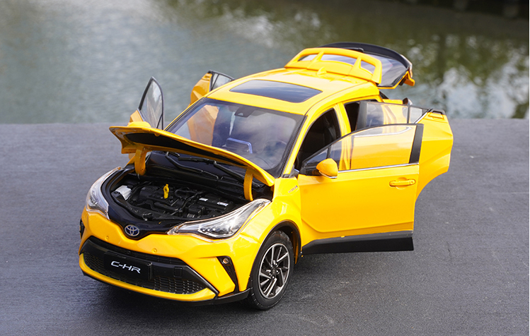 Original facotry 1:18 GACTOYOTA C-HR CHR TOYOTA 2021 yellow/white diecast car model for gift, toy, collection