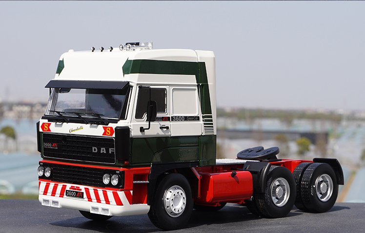 Original factory 1:18 KK DAF 3300 3600 Space cab Diecast tractor truck model for collection, promotion, gift