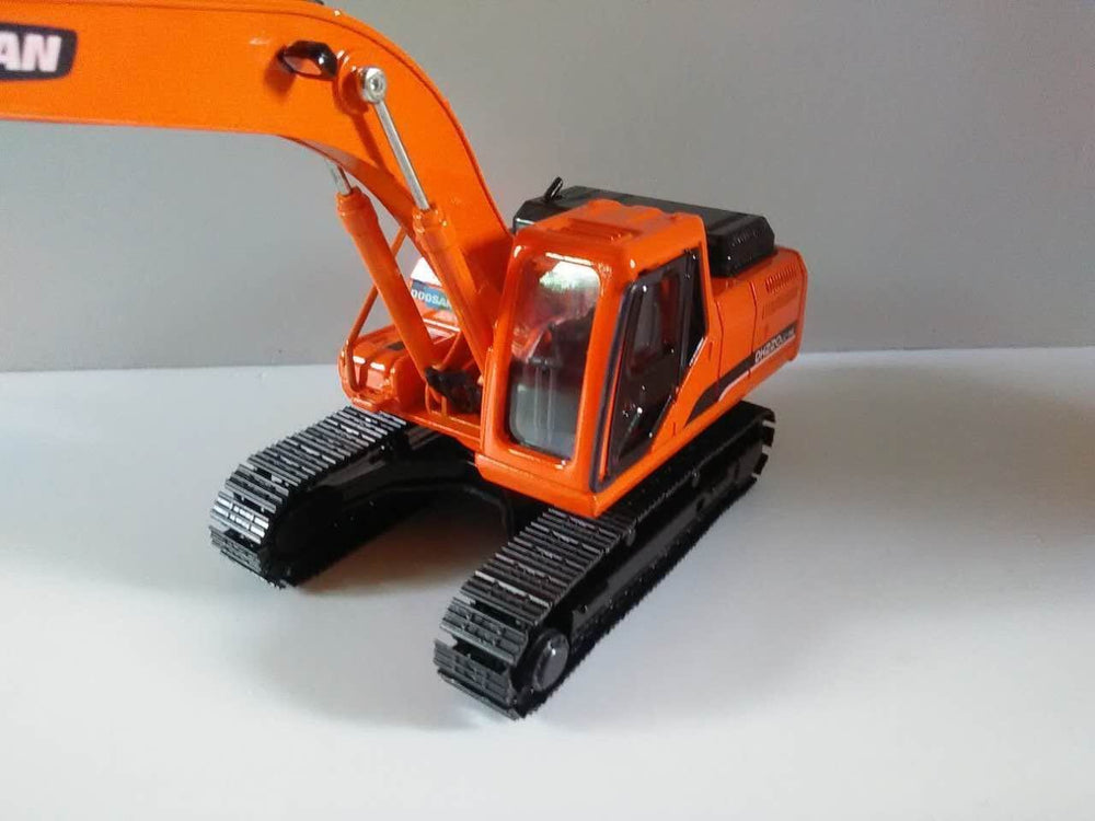 1:40 Doosan Heavy Equipment DH220LC-9E Hydraulic Excavator With Metal Track Displayed Diecast Model