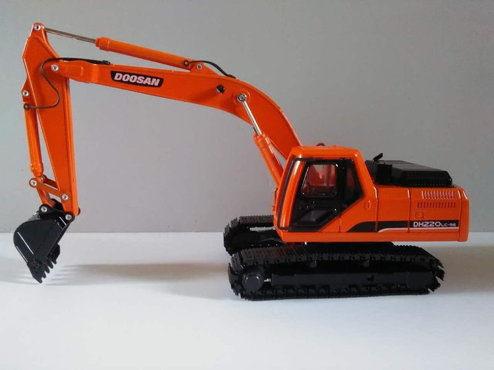 1:40 Doosan Heavy Equipment DH220LC-9E Hydraulic Excavator With Metal Track Displayed Diecast Model