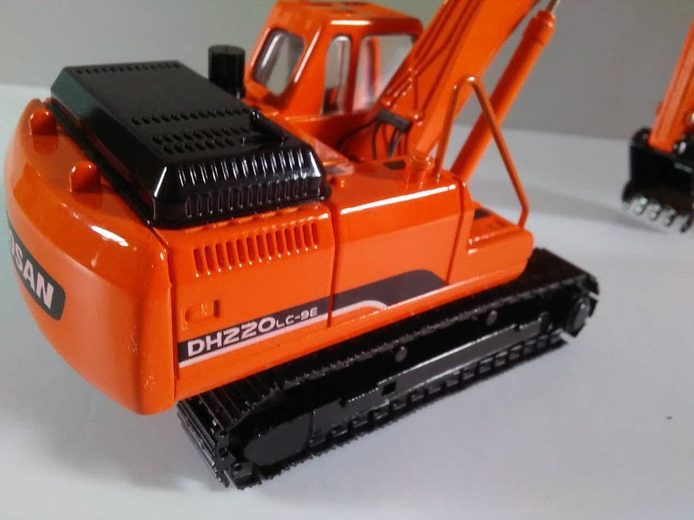 1:40 Doosan Heavy Equipment DH220LC-9E Hydraulic Excavator With Metal Track Displayed Diecast Model