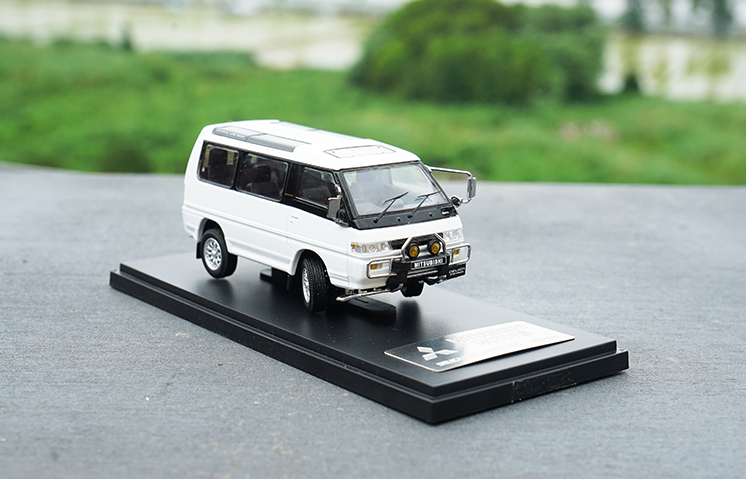 Original factory 1:43 Mitsubishi Deli truck model MC&Sunyork 4x4 delica4 WD high simulation alloy car model