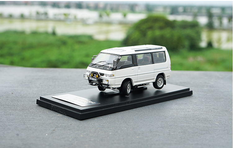 Original factory 1:43 Mitsubishi Deli truck model MC&Sunyork 4x4 delica4 WD high simulation alloy car model