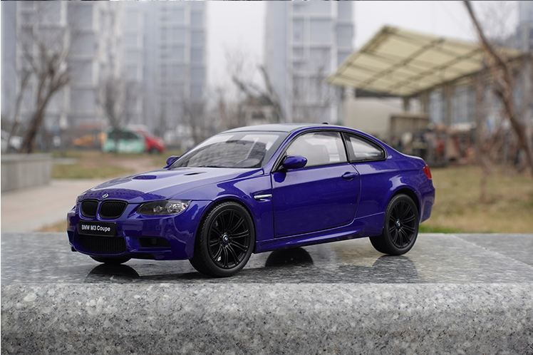 Original high quality Red/White/Black 1:18 Kyosho BMW M3 E92 Coupe diecast car models for gift, collection