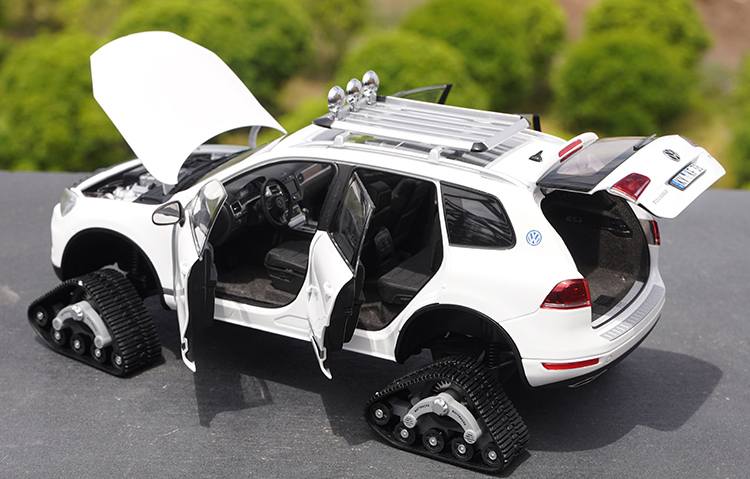 Classic KYOSHO GCD 1:18 vw Touareg modified snowmobile diecast alloy car model for collection, gift