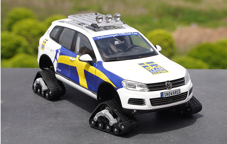 Classic KYOSHO GCD 1:18 vw Touareg modified snowmobile diecast alloy car model for collection, gift