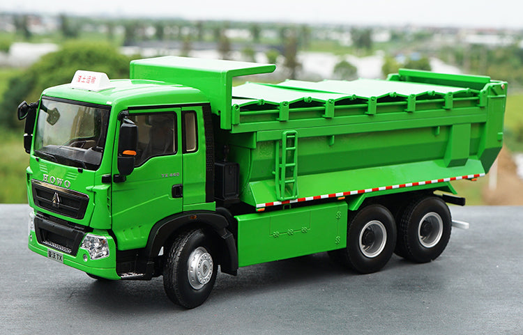 Original factory 1:24 diecast Sinotruk HOWO TX green alloy dump truck models for collection, gift