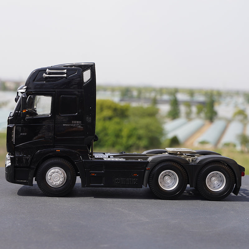 Original factory Black 1:24 Sinotruk HOWO A7 Diecast tractor model for gift, collection