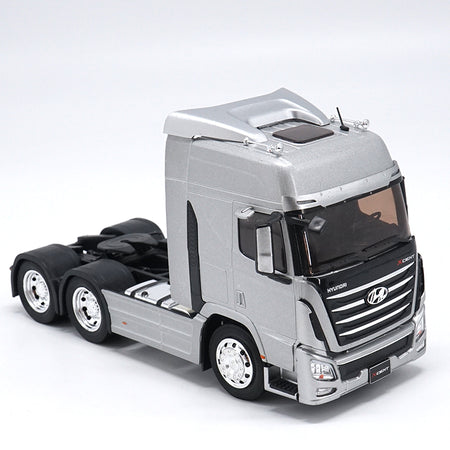 1:32 high simulation Hyundai Trago scale alloy tractor