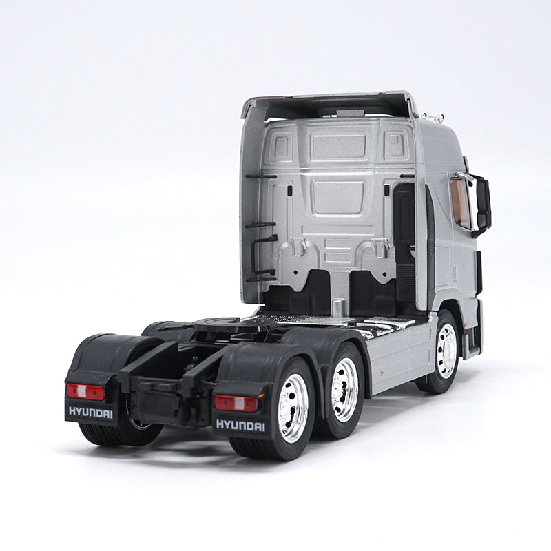 1:32 high simulation Hyundai Trago scale alloy tractor