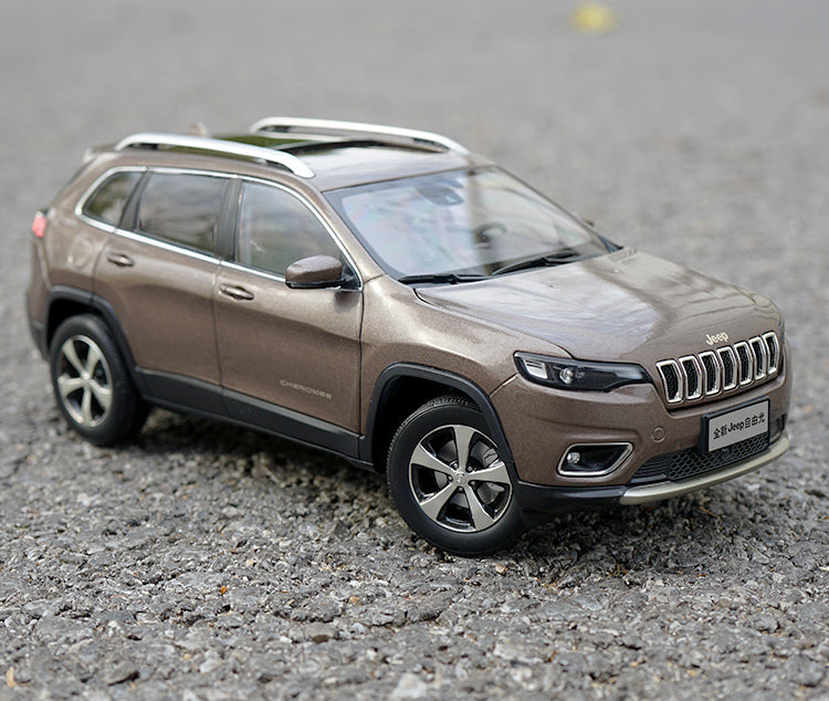 Original factory high quality Gac Fick Fiat Chrysler 1:18 Jeep Cherokee 2020 diecast SUV car model for gift, collection