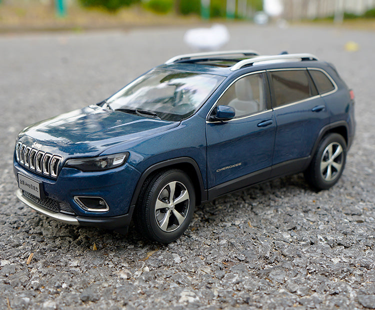 Original factory high quality Gac Fick Fiat Chrysler 1:18 Jeep Cherokee 2020 diecast SUV car model for gift, collection