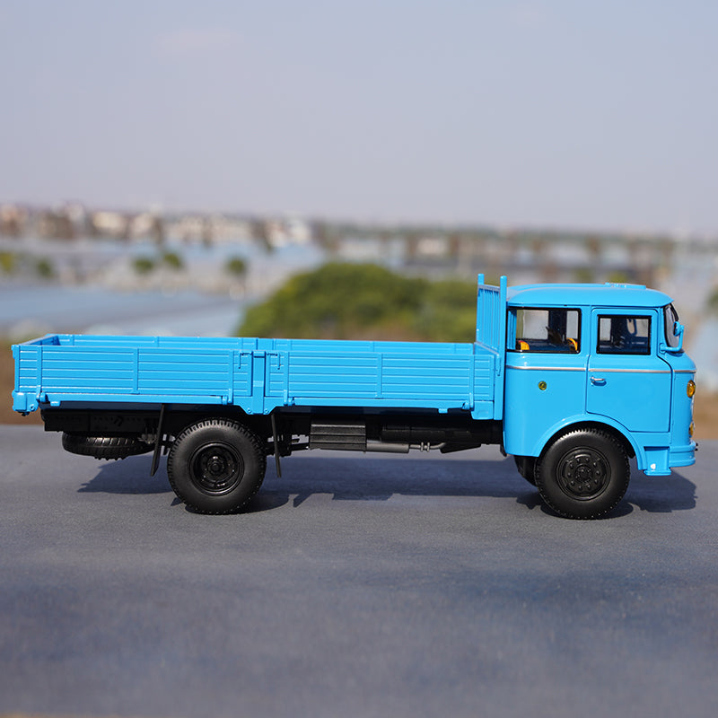 Original Blue 1:24 Sinotruk Yellow River JN150 8 ton cargo truck model Alloy heavy truck toy vehicle for gift