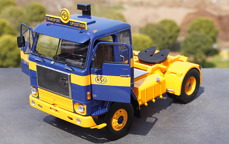 Original factory 1:18 KK Volvo F88 Diecast tractor truck model for collection, promotional gift