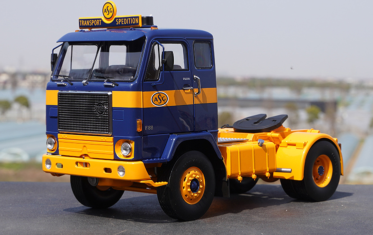Original factory 1:18 KK Volvo F88 Diecast tractor truck model for collection, promotional gift