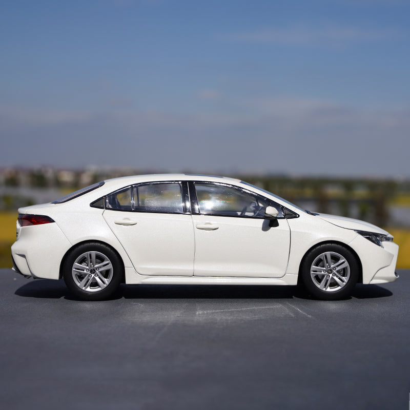 Hot sale authentic 1:18 Diecast Model for Toyota Corolla Levin 2019 White/Red Sedan Alloy Toy Car Miniature Collection Gifts