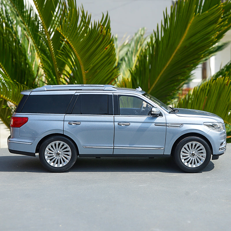 Original 1/18 Dealer Edition Lincoln Navigator (Silver Blue) Diecast C