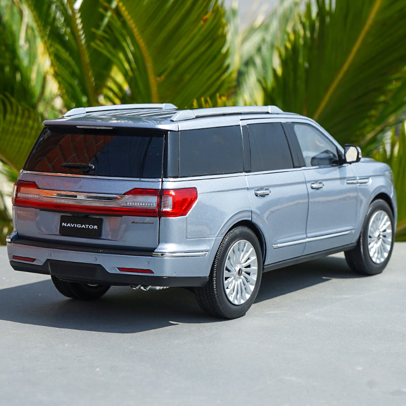 Original 1/18 Dealer Edition Lincoln Navigator (Silver Blue) Diecast Car Model with small gift