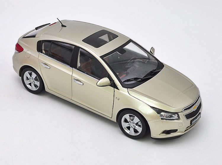 Original Authorized Authentic1:18 Chevrolet Cruze Hatchback Diecast champaign gold Toys car model for christmas/Birthday gift, collection