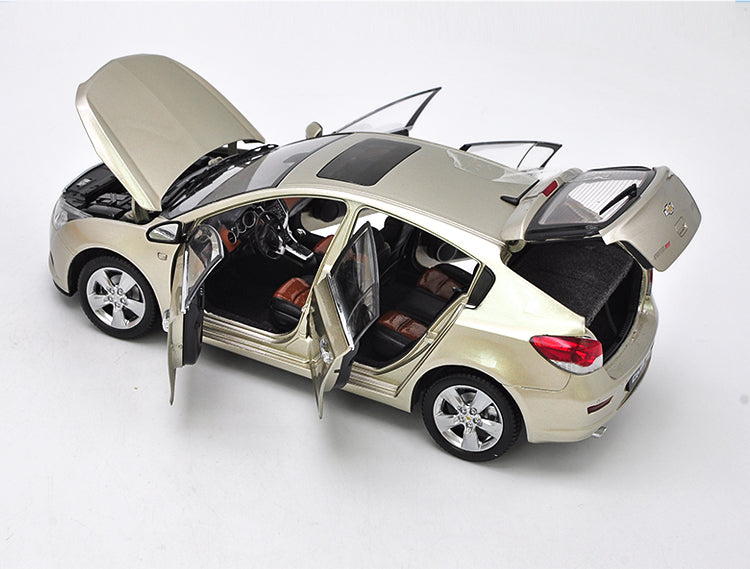Original Authorized Authentic1:18 Chevrolet Cruze Hatchback Diecast champaign gold Toys car model for christmas/Birthday gift, collection