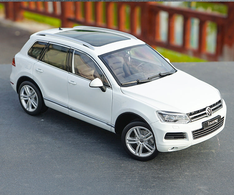 Original Authorized Authentic 1:18 scale Alloy Toy Vehicles VW GTA TSI Touareg SUV classic Toys car model for christmas/Birthday gift, collection