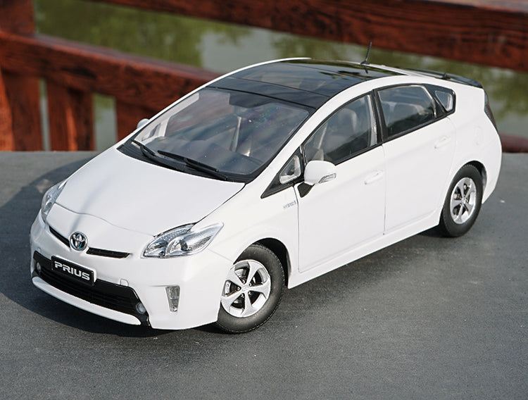 Original Authorized factory diecast 1:18 Toyota Prius hybrid Diecast Metal Classic toy Models for gift, collection