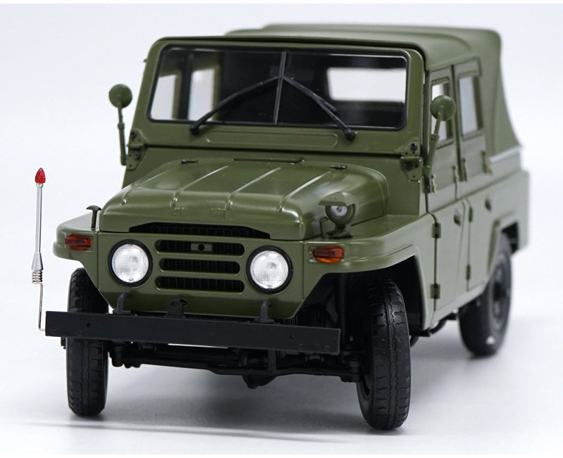 Original Authorized factory diecast 1:18 beijing jeep BJ212 green Classic toy car Models for gift, collection