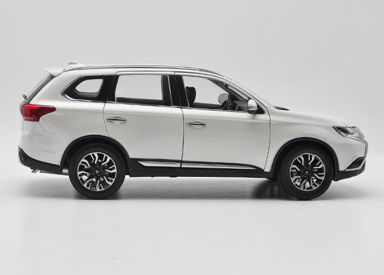 Original exquisite diecast 2017 version 1:18 GAC mitsubishi New Outlander SUV car model for collection, gift