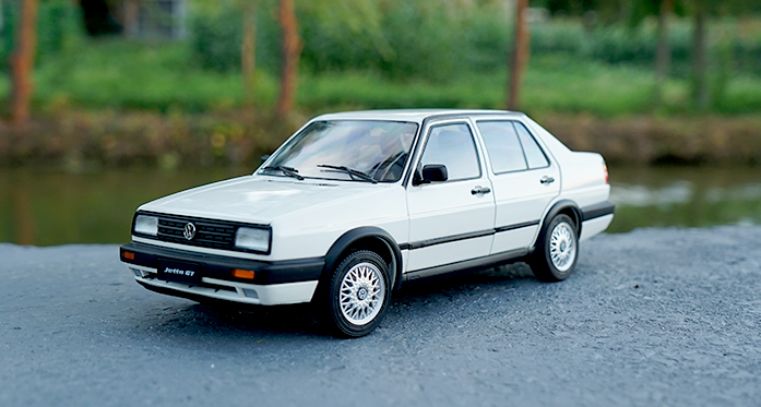 Original factory 1:18 Scale diecast VW Volkswagen JETTA GT MK2 car model with small gift