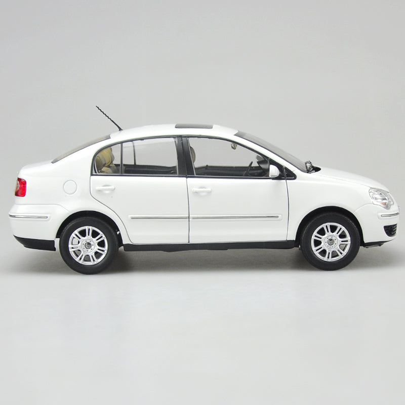 Original factory 1:18 Volkswagen VW Polo Jinqu white Sedan classic toy models for Birthday/christmas gifts, collection