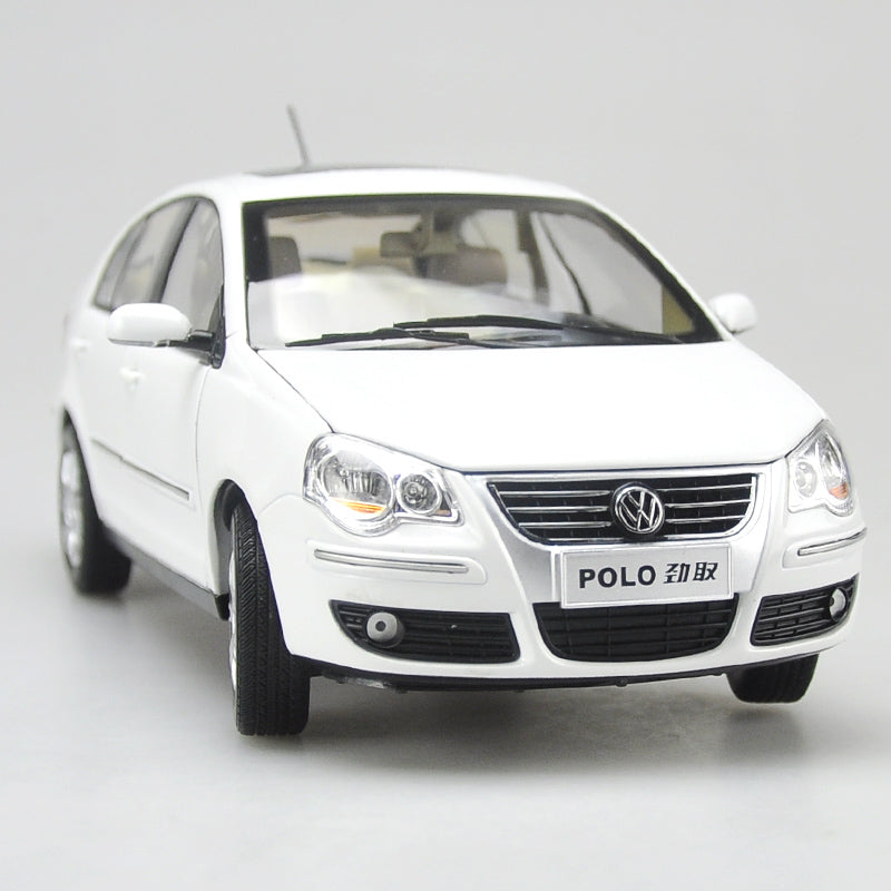 Original factory 1:18 Volkswagen VW Polo Jinqu white Sedan classic toy models for Birthday/christmas gifts, collection
