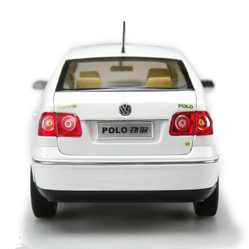 Original factory 1:18 Volkswagen VW Polo Jinqu white Sedan classic toy models for Birthday/christmas gifts, collection