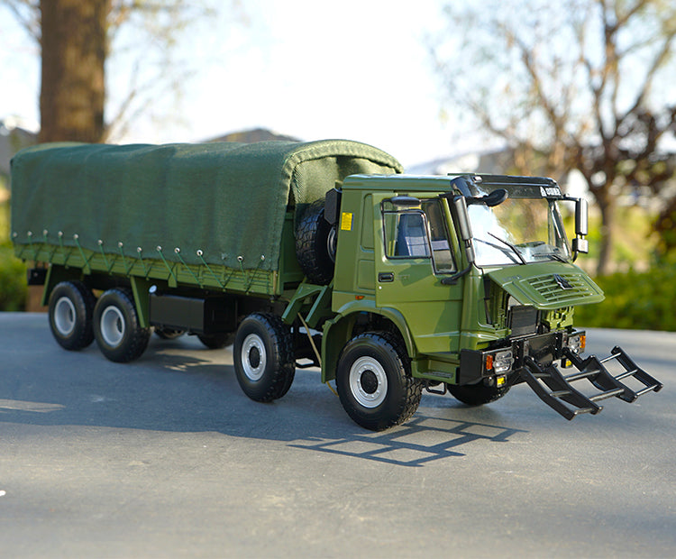 Original factory 1:24 HOWO 8*8 China Heavy duty military off-road truck model for collection, gift