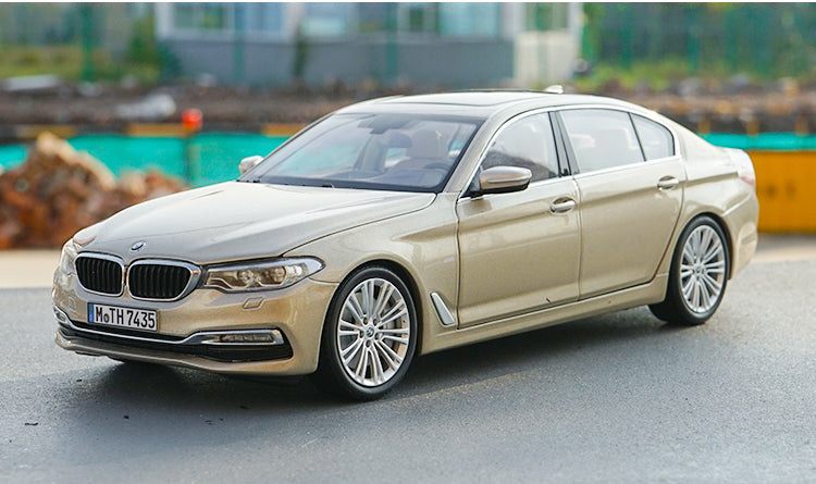 Original factory diecast 1:18 BWM new 5 series car model 2018 Chinese version long shaft diecast car model with small gift