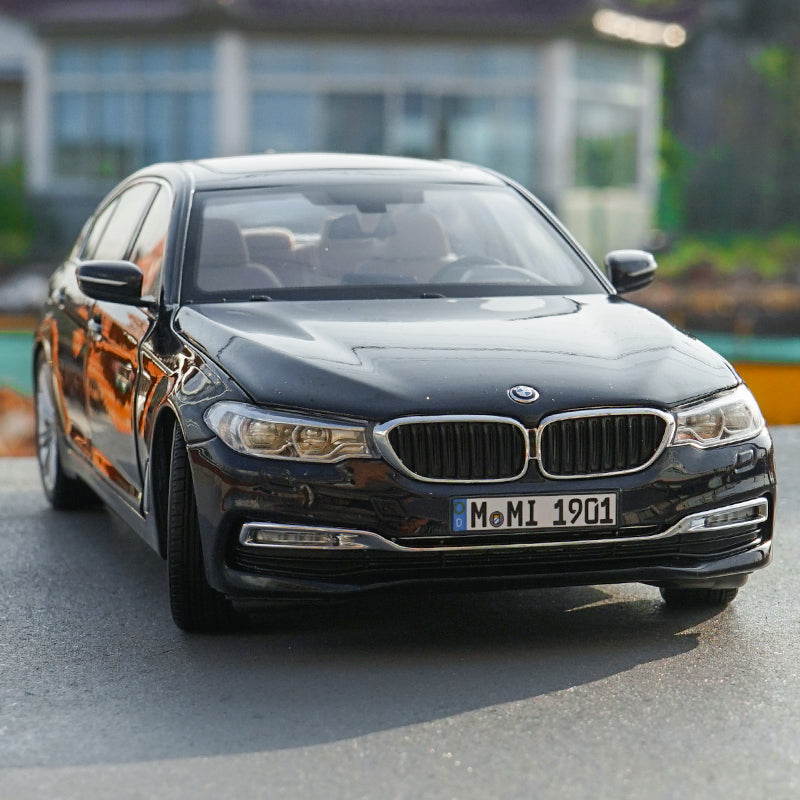 Original factory diecast 1:18 BWM new 5 series car model 2018 Chinese version long shaft diecast car model with small gift