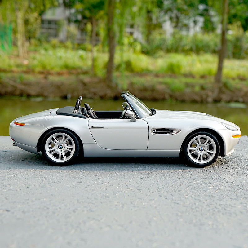 Original factory exquisite 1:18 diecast BMW Z8 007 convertible version car models for gift, collection