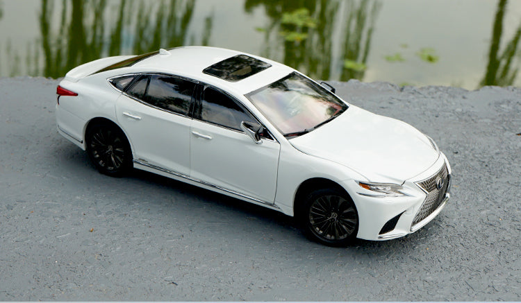 Original factory exquisite 1:18 diecast LEXUS LS500h LS500 car models for gift, collection