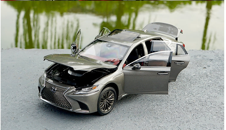 Original factory exquisite 1:18 diecast LEXUS LS500h LS500 car models for gift, collection