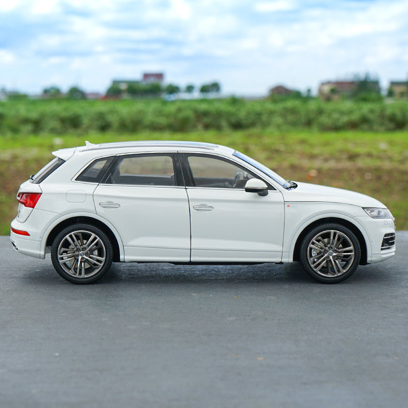 Original factory exquisite diecast 1:18 AUDI Q5L New Q5 2018 version alloy scale car model with small gift