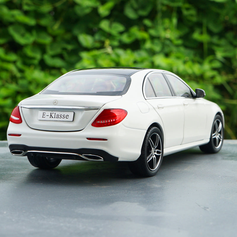 Original factory exquisite diecast 1:18 Mercedes-Benz Benz Eseries